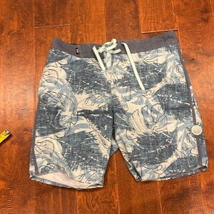 Dakine board shorts size 32